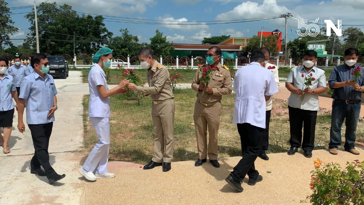 มอบดอกไม้ต้อนรับคณะหมอ-พยาบาล มาปฏิบัติงานที่รพ.สนาม