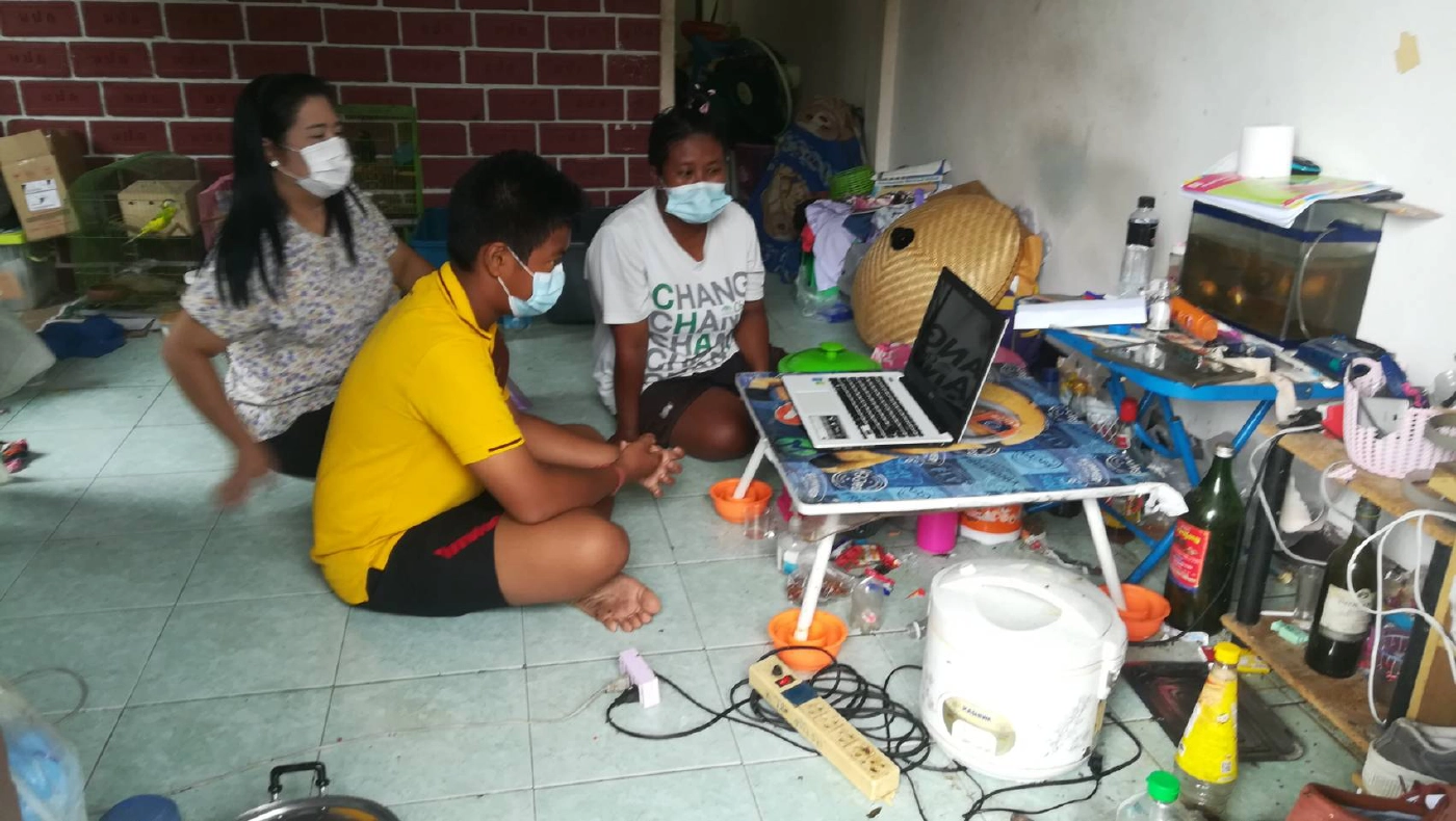 ครูใจดีช่วยเด็กนักเรียนไร้มือถือนำโน้ตบุ๊คมาให้ใช้เรียนออนไลน์