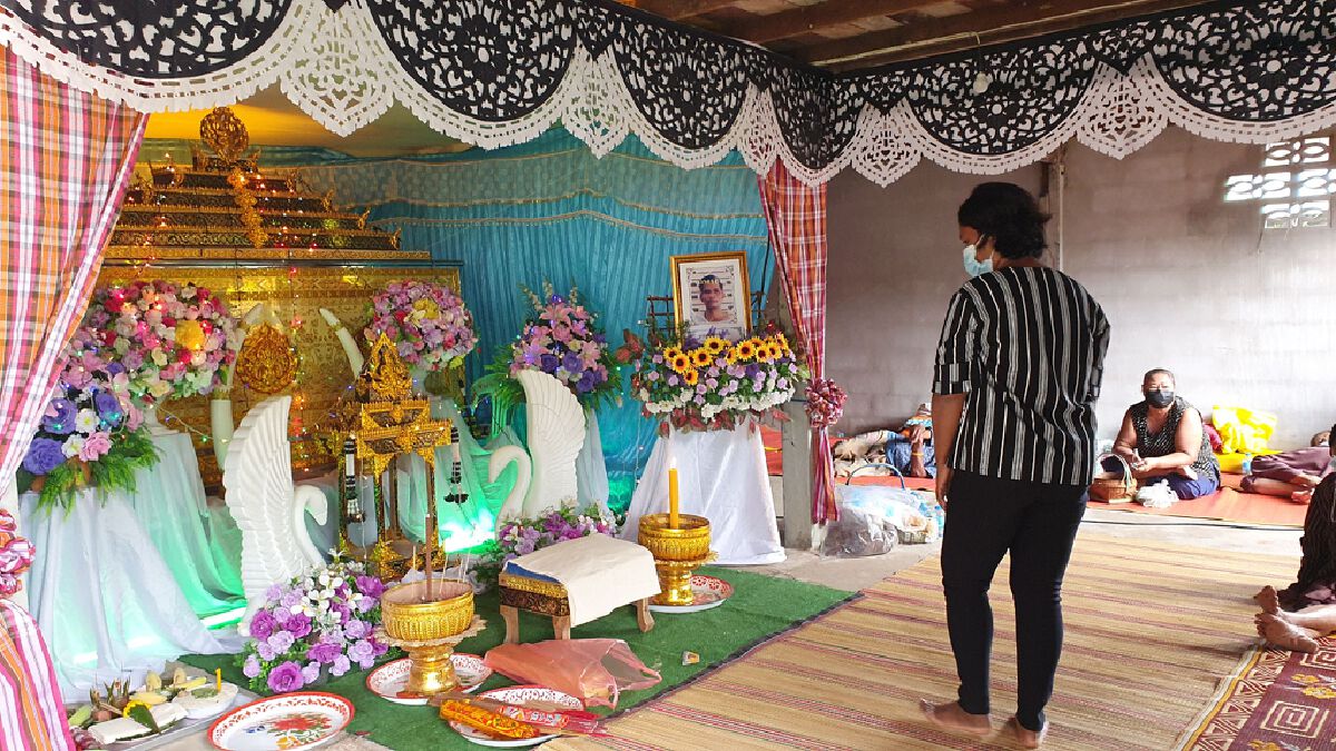 เพื่อนบ้านสะเทือนใจ ลูกเลี้ยงโหดกระทืบพ่อเลี้ยงดับคามุ้ง