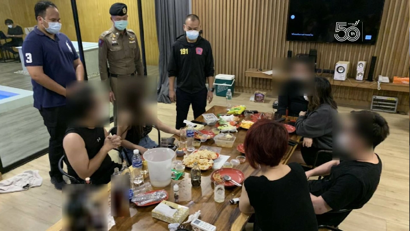 ตร.รวบ 6 วัยรุ่นชายหญิงเปิดโรงแรมจัดปาร์ตี้ ไม่กลัวแพร่เชื้อโควิด ตร.รวบ 6 วัยรุ่นชายหญิงเปิดโรงแรมจัดปาร์ตี้ ไม่กลัวแพร่เชื้อโควิด