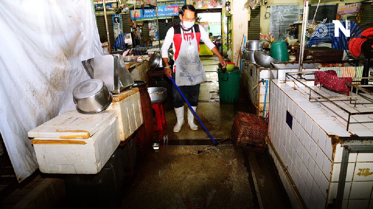 พ่อค้าแม่ค้าออกเงินล้างตลาดเอง คุมเข้มโควิดหลังยอดพุ่งสูงทุกวัน