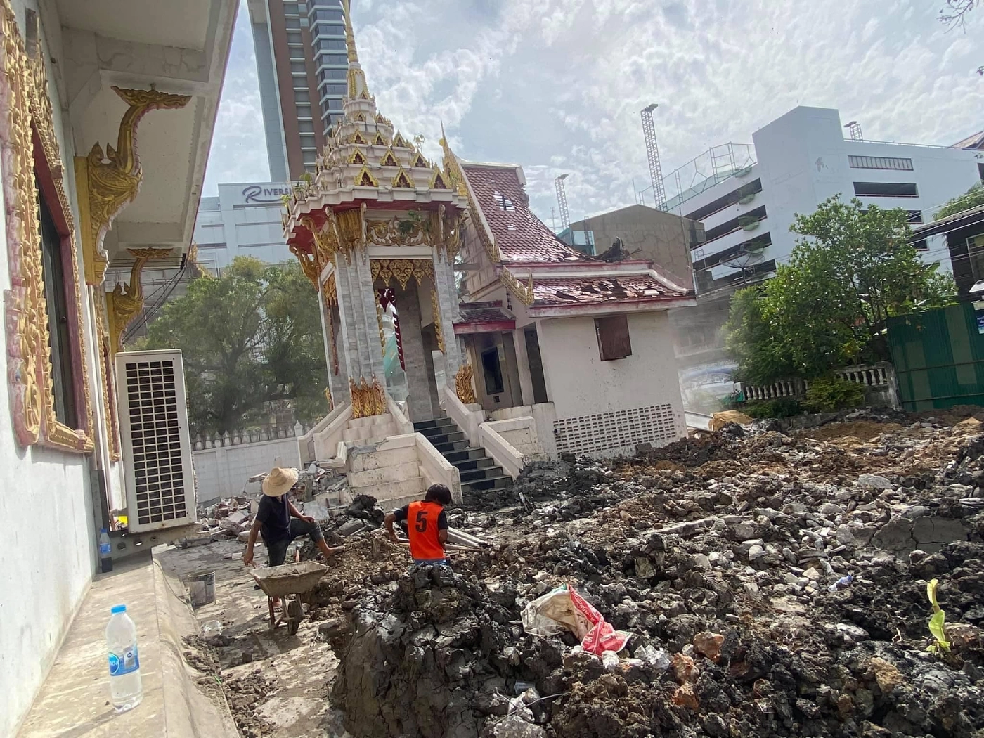 วัดดังฝั่งธนเผาศพโควิด-19 ต่อเนื่อง จนเมรุเผาศพทนไม่ไหวพังต้องสร้างใหม่