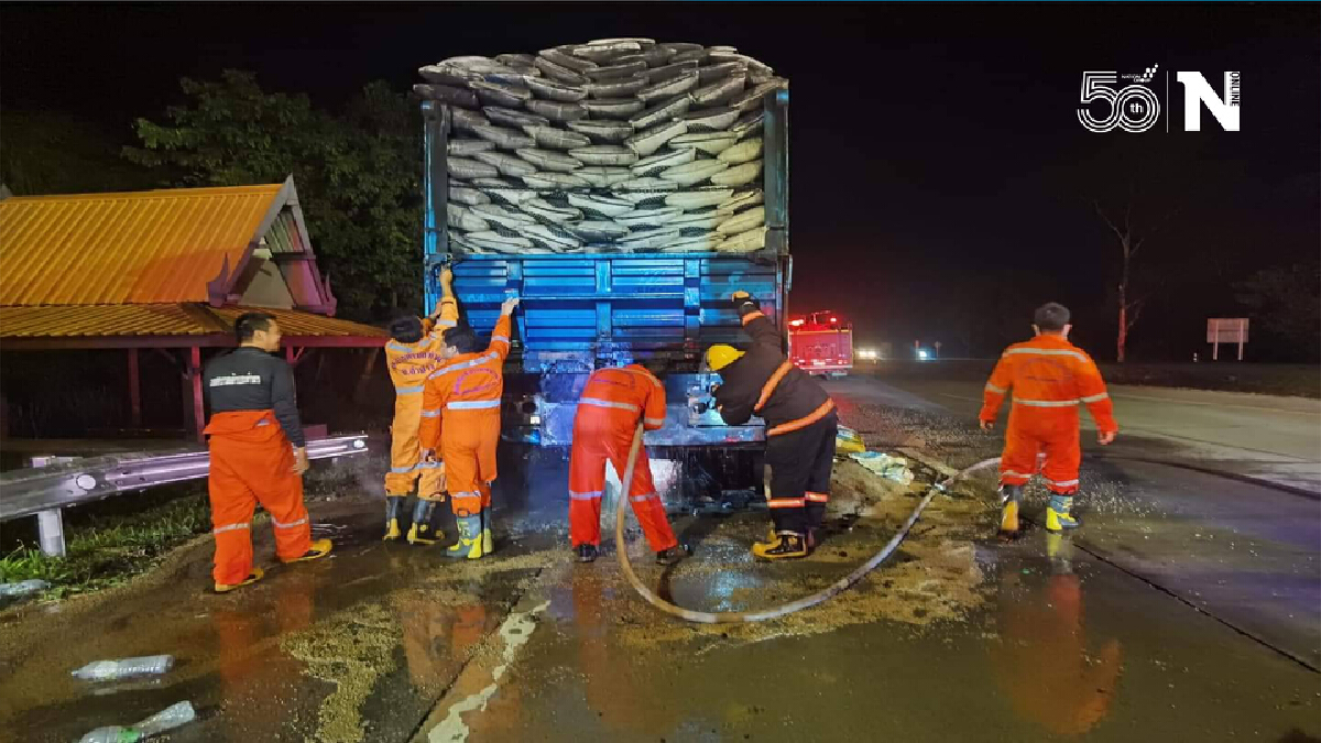 รถบรรทุกพ่วงอาหารปลายางระเบิด-ไฟลุกท่วม โชคดีไร้คนเจ็บ รถบรรทุกพ่วงอาหารปลายางระเบิด-ไฟลุกท่วม โชคดีไร้คนเจ็บ
