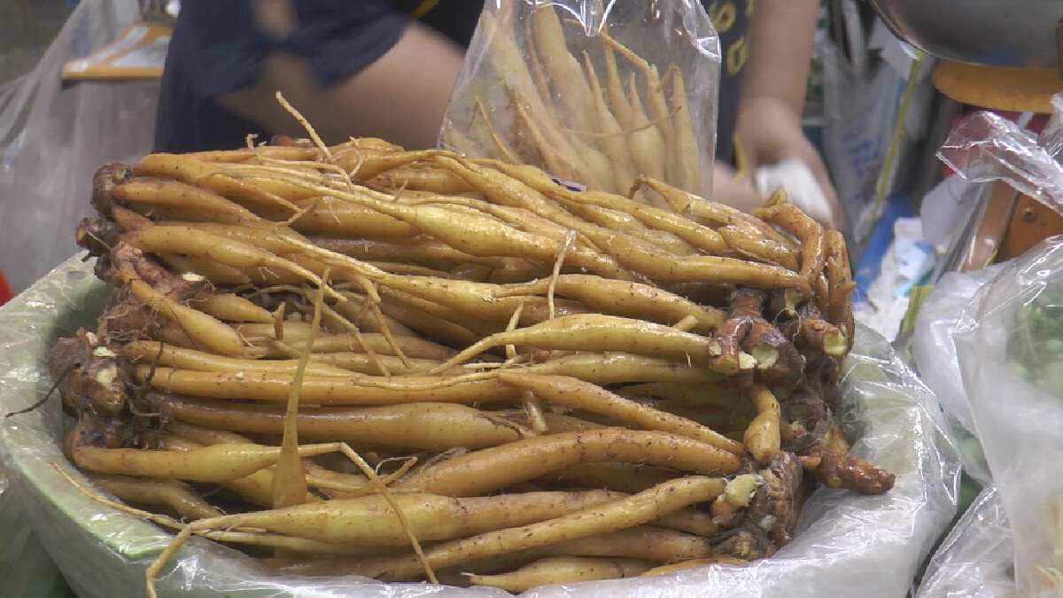 คนโคราชแห่ซื้อกระชายเชื่อป้องกันโรคโควิด ราคาขยับสูงลิ่ว