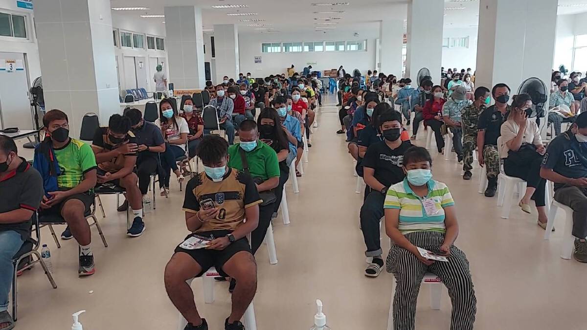 ชาวแม่สอดแห่ฉีดวัคซีนสลับชนิดป้องกันโควิดระบาดหนัก