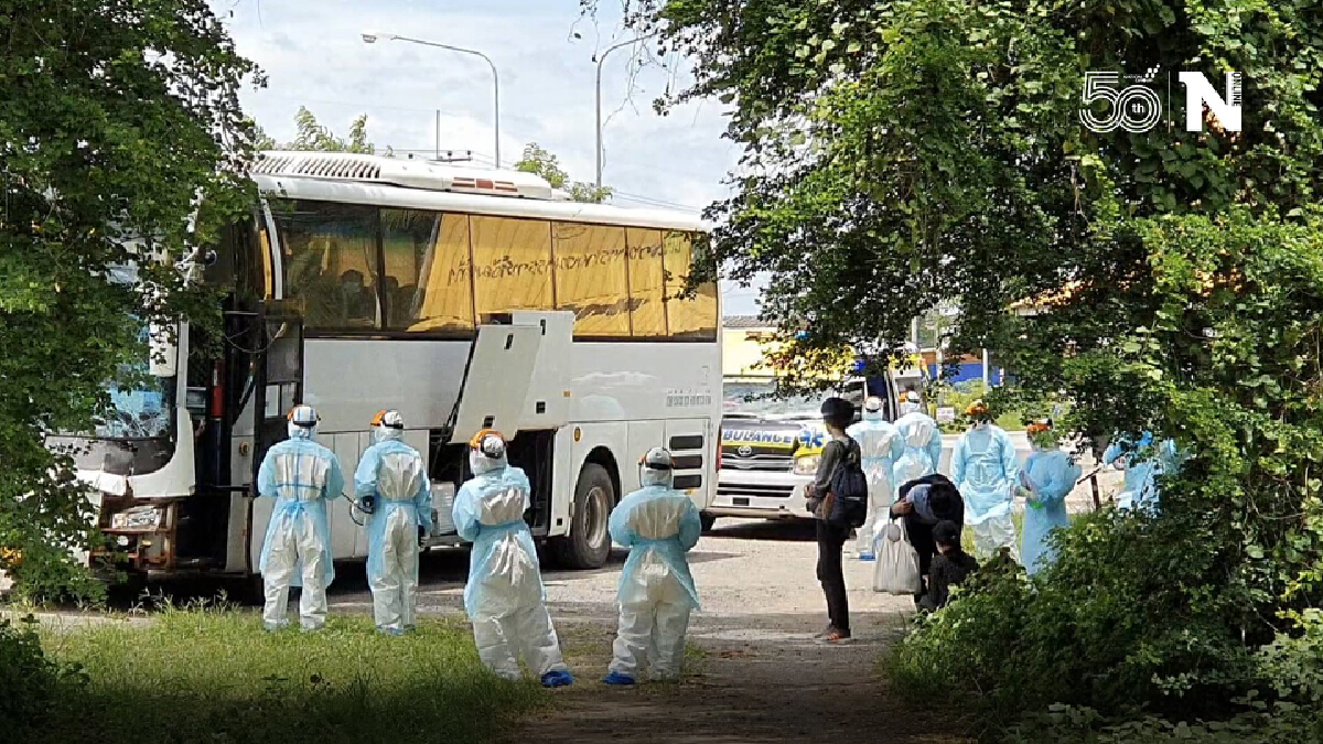รถบัสขนผู้ป่วยโควิดกชนท้ายรถพ่วง กู้ภัยใส่ชุด PPE วิ่งรับส่งต่อกันวุ่น รถบัสขนผู้ป่วยโควิดกชนท้ายรถพ่วง กู้ภัยใส่ชุด PPE วิ่งรับส่งต่อกันวุ่น