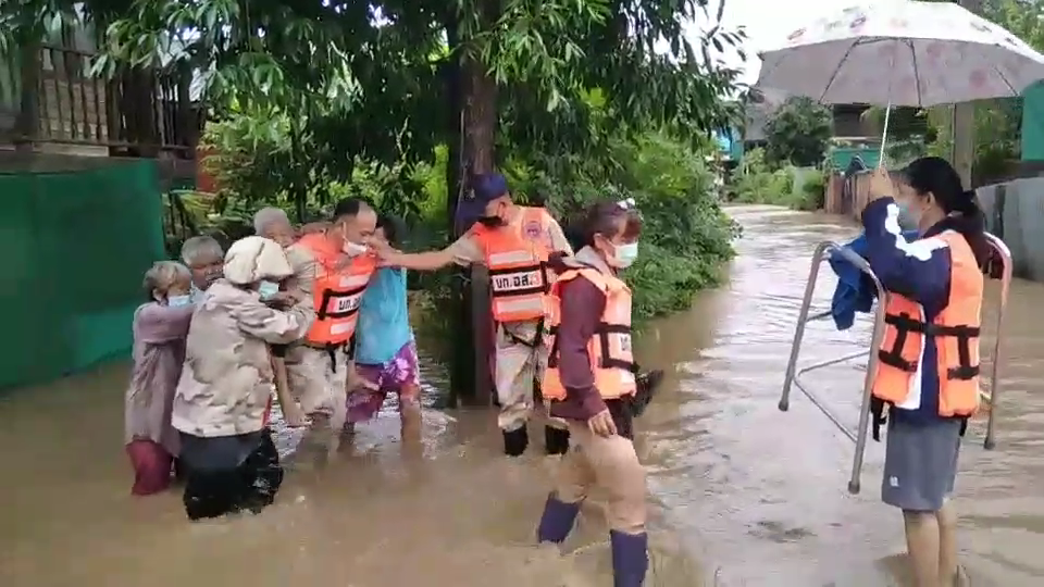 ฝนกระหน่ำทั้งคืนชาวแม่ระมาดอพยพผู้สูงอายุหนีน้ำป่าทะลัก