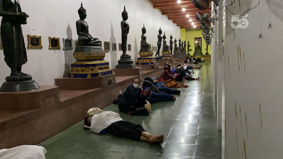 วัดพระศรีมหาธาตุฯ เปิดโบสถ์ให้ชาวบ้านกลุ่มเสี่ยงนอนรอตรวจโควิดฟรี