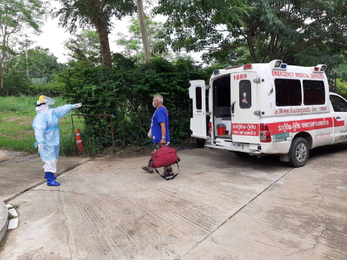 กู้ภัยจังหวัดพิจิตรเร่งช่วยขนย้ายผู้ป่วยโควิดเข้ารักษาในรพ.สนาม