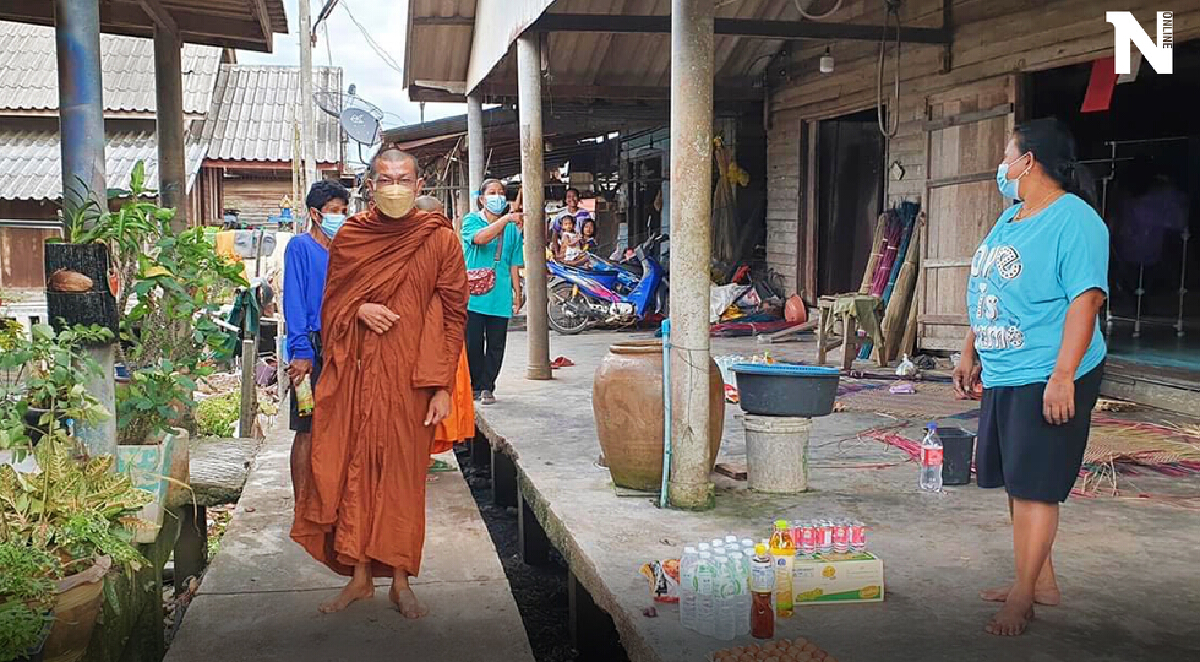 พระครูกาชาดเจ้าอาวาสวัดประดู่หอม เดินหน้าแจกสิ่งของจำเป็นชาวบ้านกักตัว