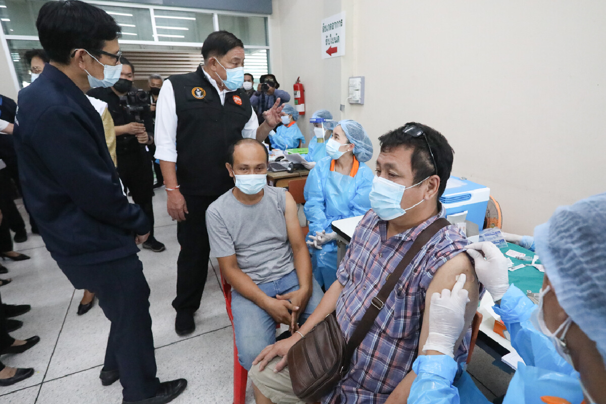 คนกรุงเฮเตรียมรอได้รับการฉีดวัคซีนโมเดอร์นาจาก กทม.