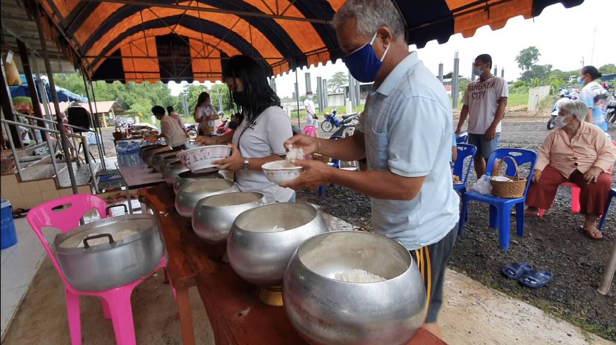 ชาวโคราชตักบาตรอาสาฬหบูชาแบบนิวนอร์มอลขอให้พ้นวิกฤติโควิด19