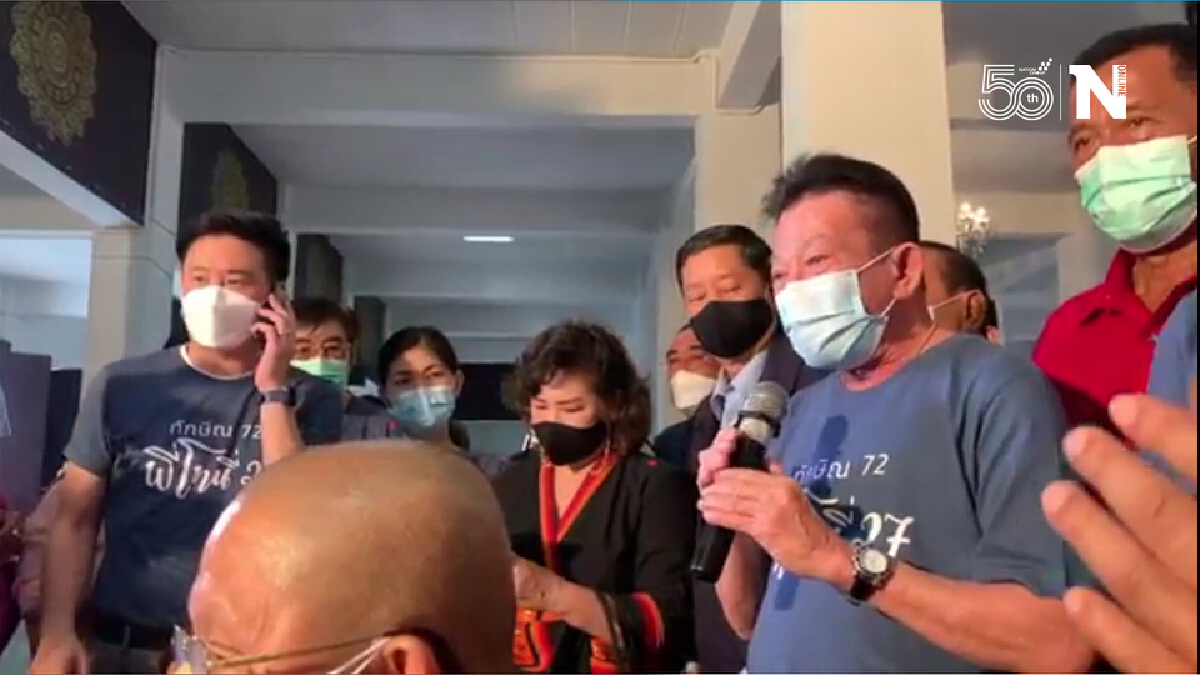 ผู้นำฝ่ายค้านนำทีมส.ส.เพื่อไทยสายเหนือ เป่าเค้กอวยพร "ลุงโทนี่"