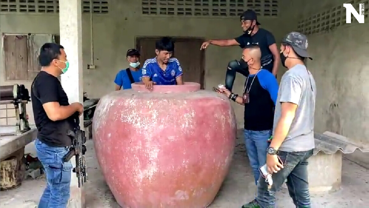 สุดฮา..พ่อค้ายาเสพติดหายตัวลงโอ่งสุดท้ายถูกจับจนมุม
