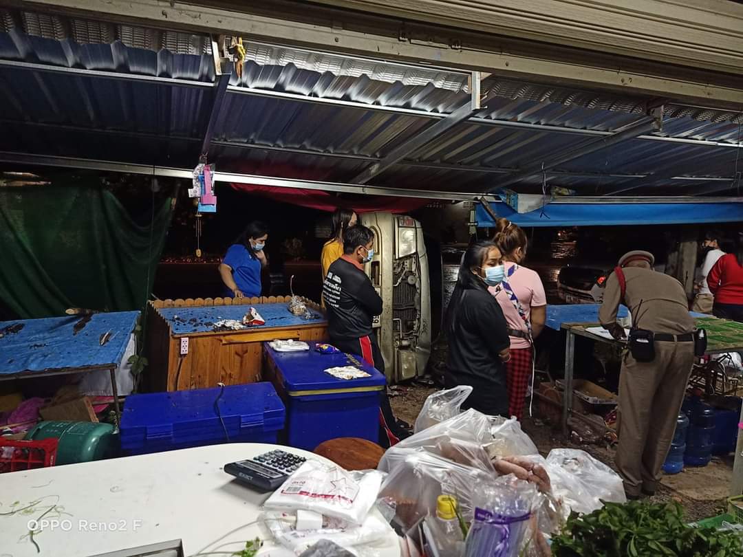 หนุ่มใหญ่ซิ่งกระบะชนดะทั้งรถจอดข้างทางและร้านค้าพังยับเจ็บ 1