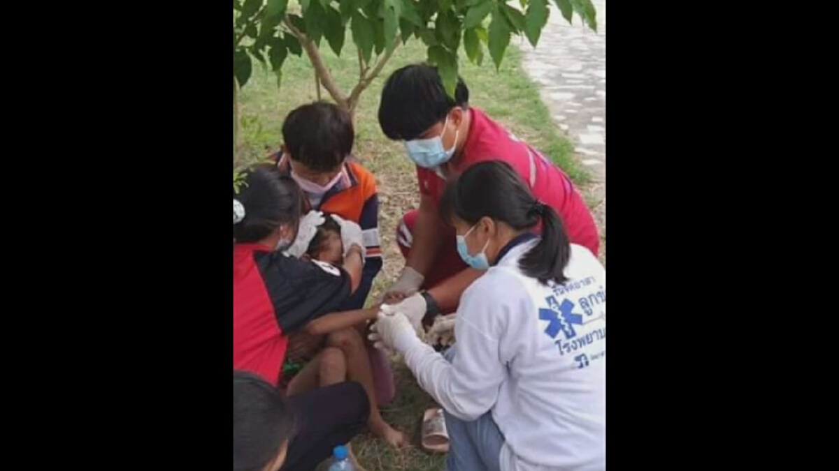 อันตราย!ปล่อยเด็กไว้บนจยย.บิดพุ่งชนฟุตบาทล้มบาดเจ็บ