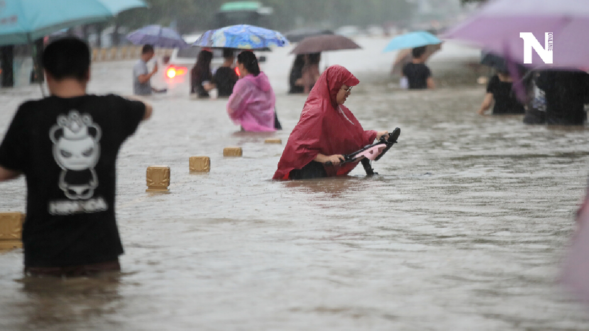 มณฑลเหอหนานน้ำท่วมหนัก ผู้ใช้รถสาธารณะยืนแช่น้ำในรถไฟใต้ดิน