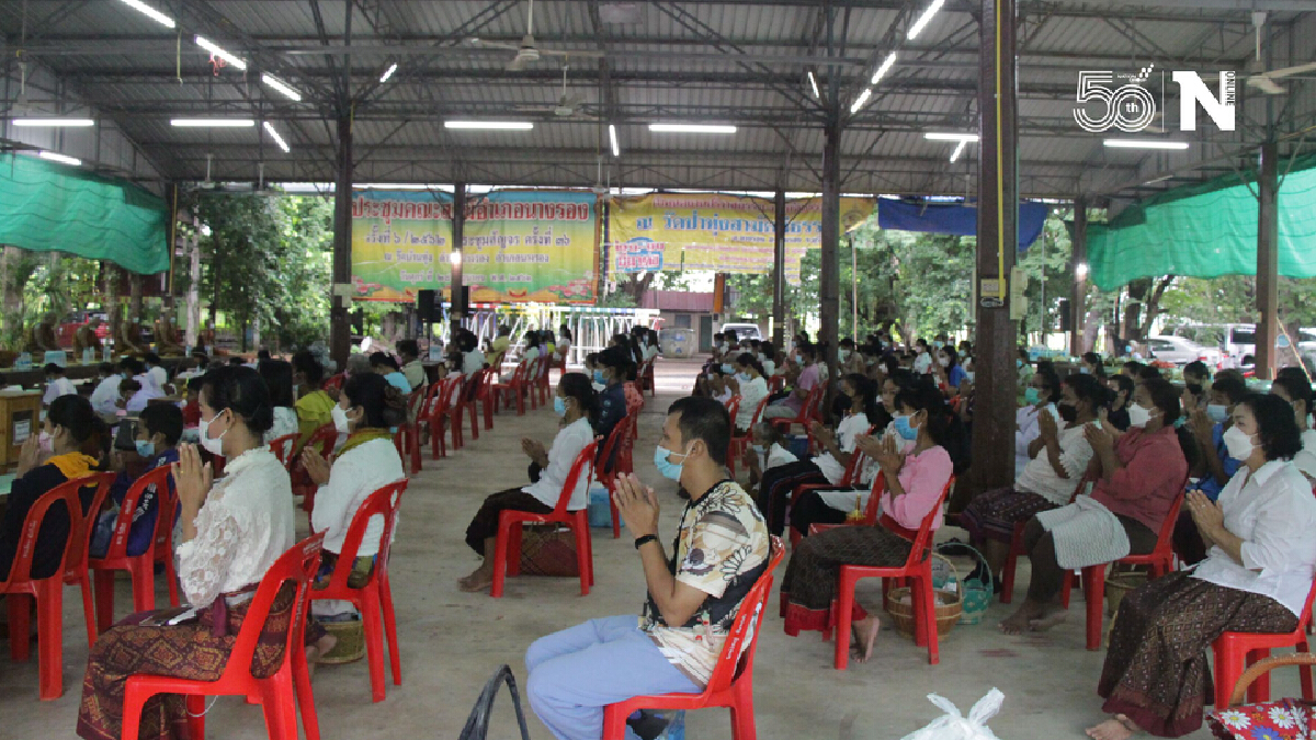 พุทธศาสนิกชนร่วมทำบุญตักบาตรเข้าพรรษาแบบนิวนอร์มอล