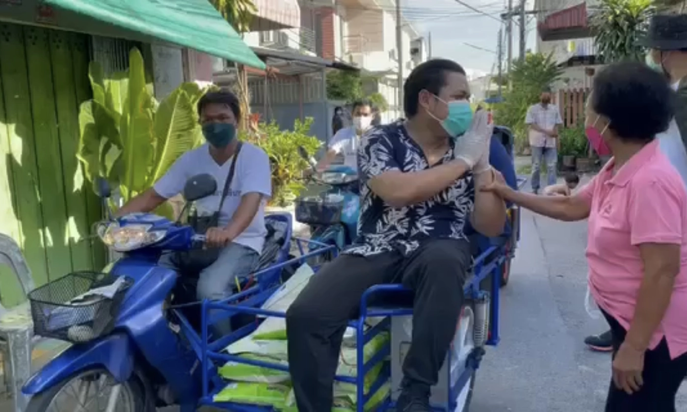 “ส.ส.ศาสตรา” เคาะประตูบ้านแจกข้าวสารชาวหาดใหญ่ 40,000 ถุง