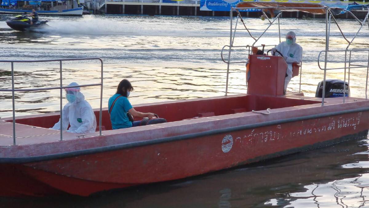 นายกอบต.สวมบทคนขับเรือ  พาลูกบ้านติดเชื้อโควิด-19ส่งขึ้นฝั่งไปรักษารพ.