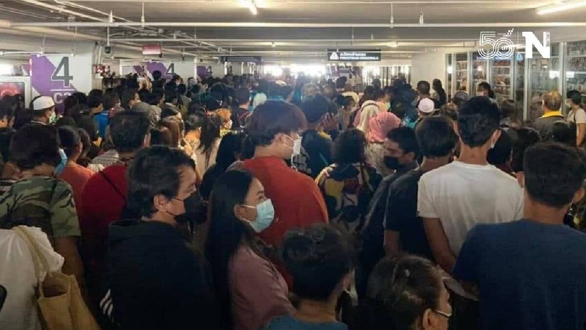 คนรอคิวฉีดวัคซีนแน่น หวั่นเกิดคลัสเตอร์ห้างดังนนทบุรี คนรอคิวฉีดวัคซีนแน่น หวั่นเกิดคลัสเตอร์ห้างดังนนทบุรี
