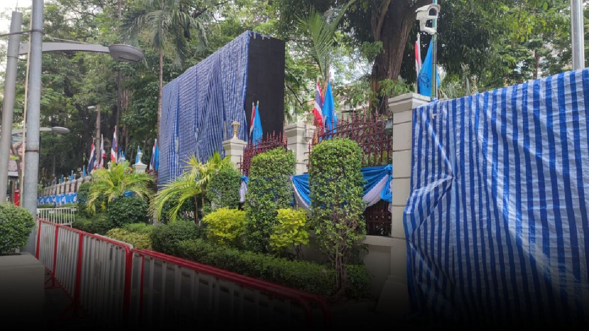 ตร.วางกำลัง 2 กองร้อยคุมม็อบ "ทะลุฟ้า" ขนรถ "จีโน่" ประจำการ ตร.วางกำลัง 2 กองร้อยคุมม็อบ "ทะลุฟ้า" ขนรถ "จีโน่" ประจำการ