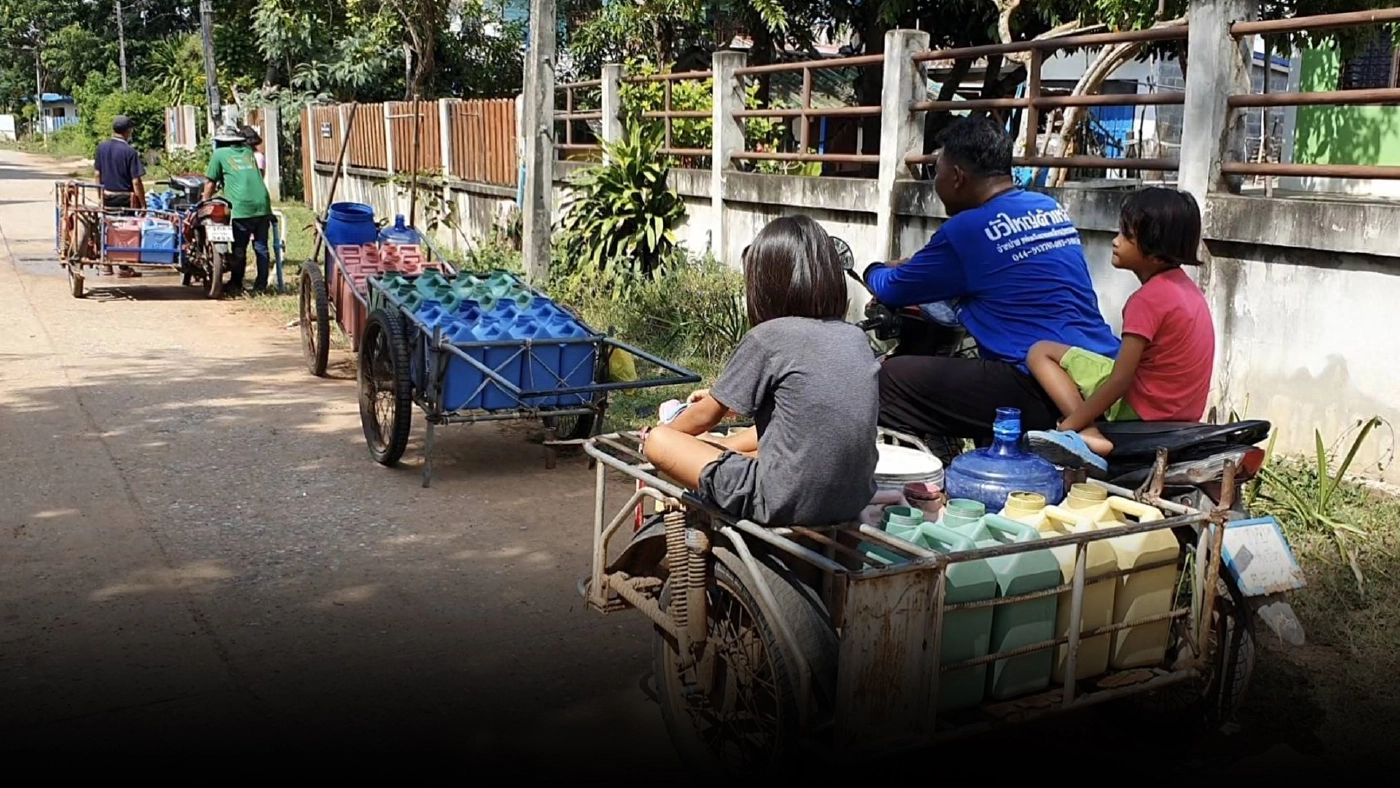 แล้งจัด ชาวบ้านนำถังใส่รถเข็นต่อคิวรับน้ำ