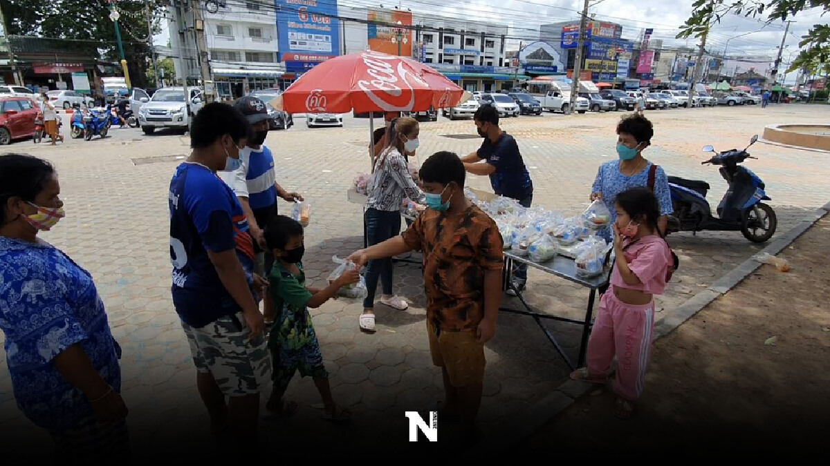 ร้านอาหารเมืองโคราชใจดี ส่งกำลังใจสู้ภัยโควิดแจกอาหาร น้ำดื่มให้ชาวบ้าน ร้านอาหารเมืองโคราชใจดี ส่งกำลังใจสู้ภัยโควิดแจกอาหาร น้ำดื่มให้ชาวบ้าน