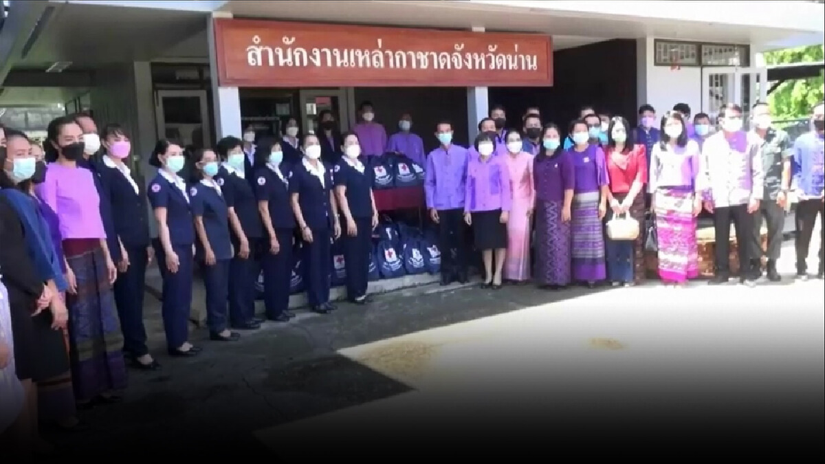 กาชาดน่าน มอบคอมพ์-ถุงยังชีพเพื่อการศึกษา