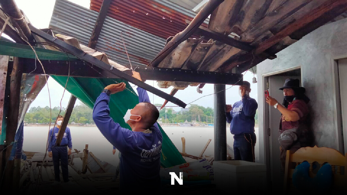 ทหารเร่งซ่อมแซมบ้านชาวบ้านถูกพายุงวงช้างถล่ม ทหารเร่งซ่อมแซมบ้านชาวบ้านถูกพายุงวงช้างถล่ม