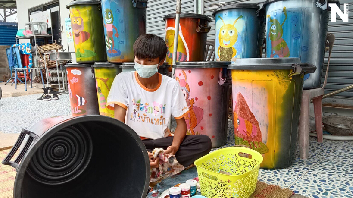 หนุ่มพิมายตระเวนวาดรูปการ์ตูนบนถังขยะ สร้างสีสันชวนคนทิ้งขยะลงถัง