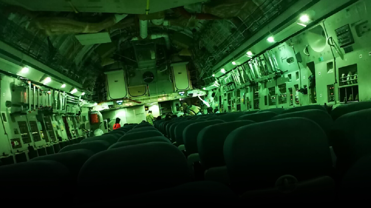 สื่ออังกฤษเผยเครื่องบินอพยพว่าง ทั้งที่คนข้างล่างรอเป็นหมื่น
