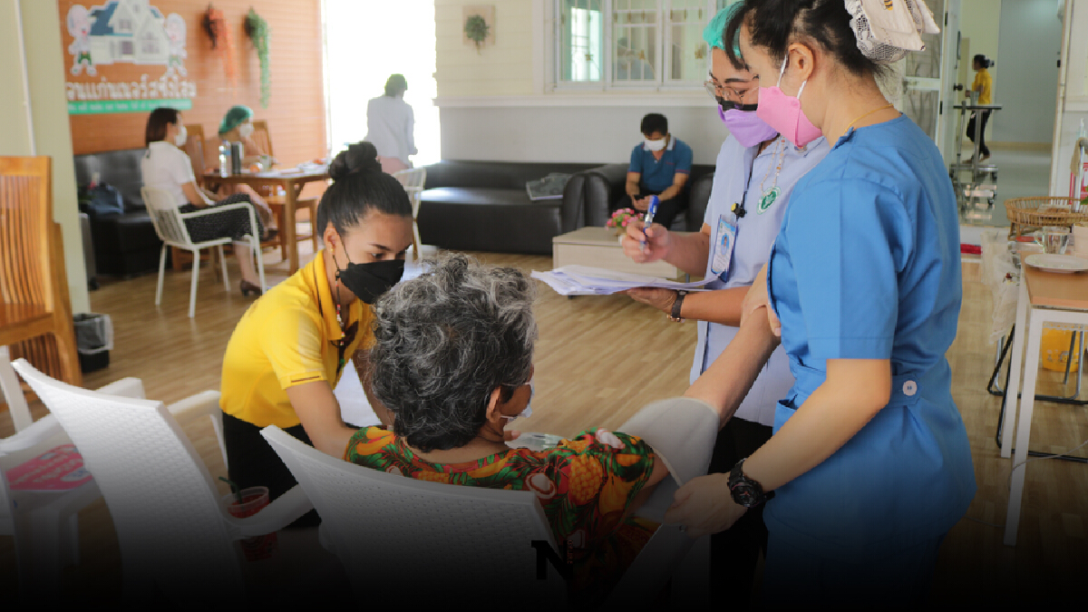 ศูนย์อนามัยที่ 7 บริการฉีดวัคซีนโควิดเคลื่อนที่ให้คนชรา-ผู้ป่วยติดเตียง
