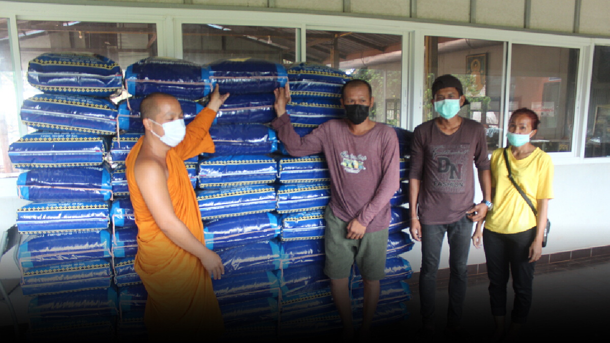 วัดดังโคราช ส่งต่อข้าวสารที่ชาวบ้านบริจาคมอบให้ศูนย์กักตัวเสี่ยงโควิด