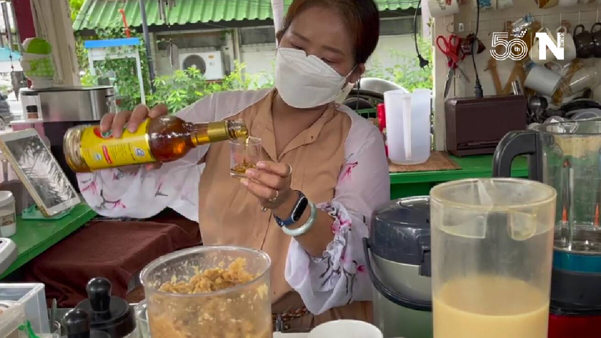 “น้ำกระชายขาวน้ำผึ้งมะนาว” สู้โควิดหน้าโรงพักแม่ริม