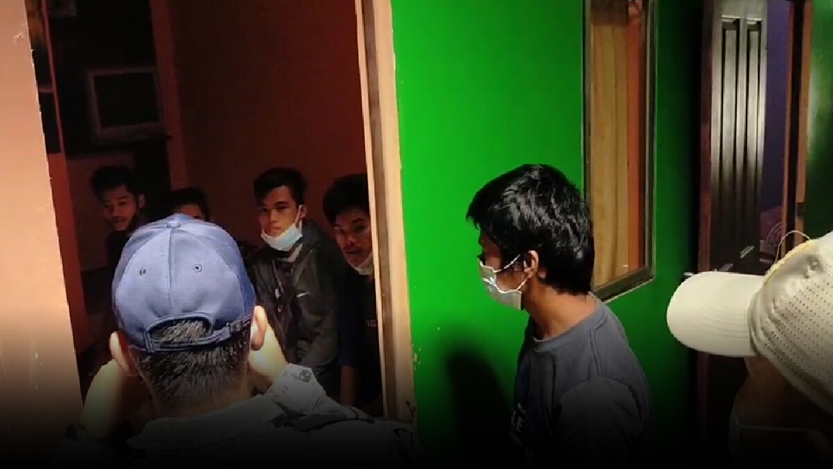รวบแรงงานต่างด้าว 17 คนเตรียมส่งออกนอกพื้นที่เข้าข่ายค้ามนุษย์ รวบแรงงานต่างด้าว 17 คนเตรียมส่งออกนอกพื้นที่เข้าข่ายค้ามนุษย์
