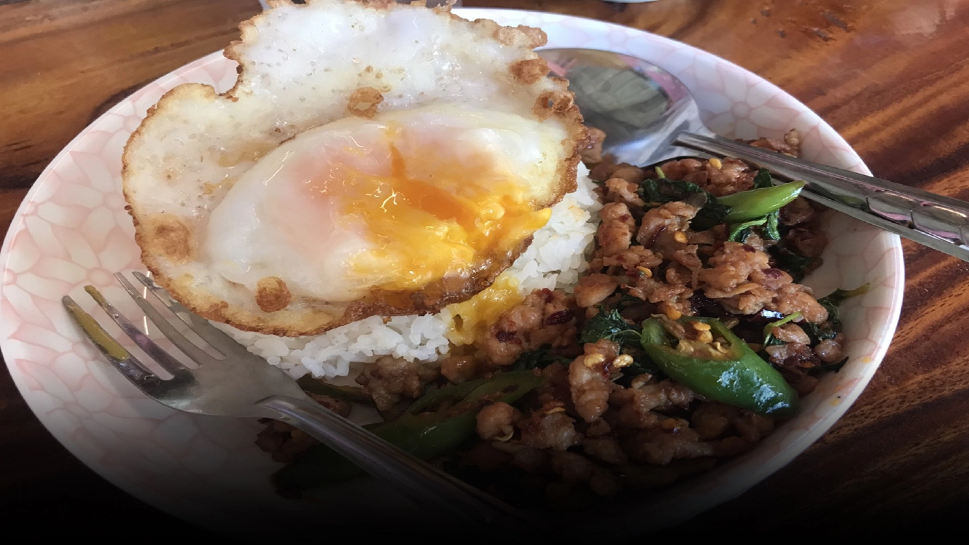 ฝ่าวิกฤติไปด้วยกัน!! กะเพราแถมไข่ดาว 25 บ. แห่งเดียวในพิจิตร