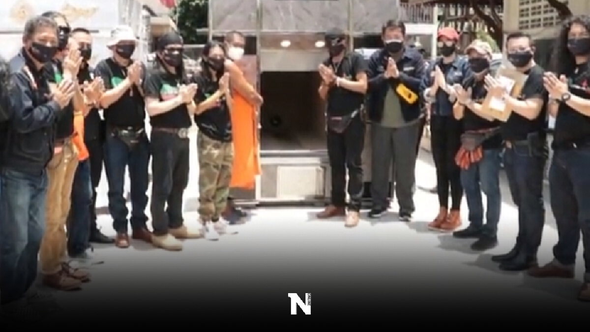 พยัพ คำพันธุ์-อ.ไข่ มาลีฮวนน่า ตัวแทนวงการพระ-เพลง มอบเตาเผาศพ วัดเสาธงหิน