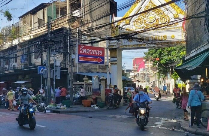 ชาวบ้านผวา! พระวัดดวงแขติดโควิด 11 รูป แต่ยังเดินบิณฑบาต หวั่นคลัสเตอร์ใหม่ ชาวบ้านผวา! พระวัดดวงแขติดโควิด 11 รูป แต่ยังเดินบิณฑบาต หวั่นคลัสเตอร์ใหม่