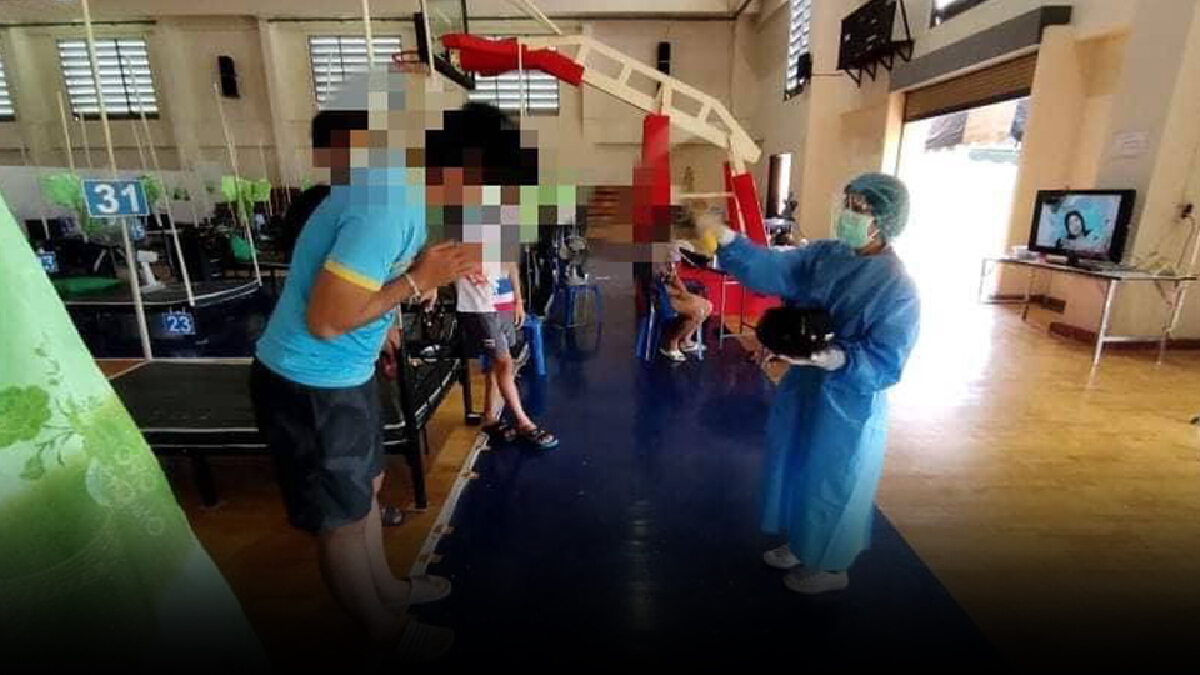 ผู้ดูแลศูนย์พักคอยฯแจงเหตุนำน้ำมนต์ปะพรม หวังคลายหลอนผู้ป่วยถูกผีหลอก ผู้ดูแลศูนย์พักคอยฯแจงเหตุนำน้ำมนต์ปะพรม หวังคลายหลอนผู้ป่วยถูกผีหลอก