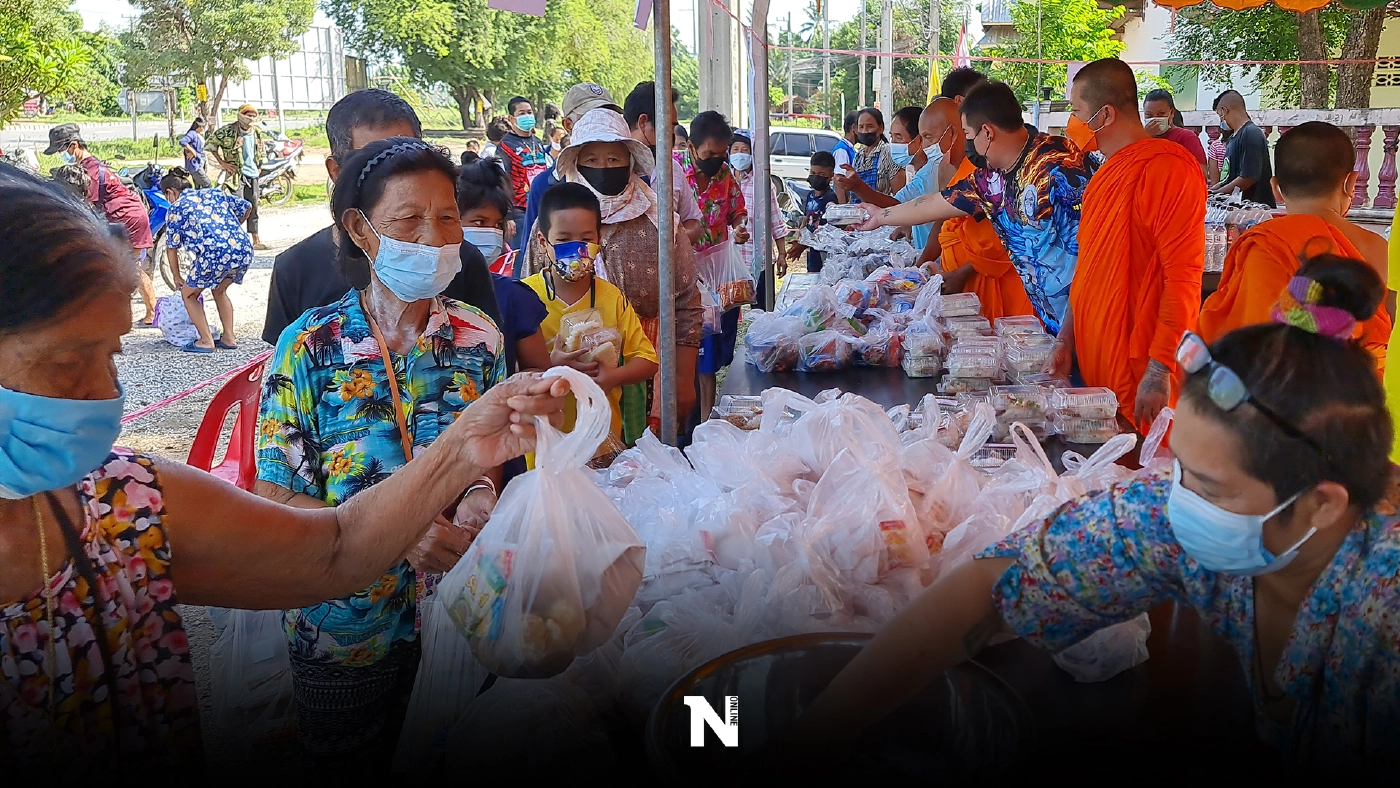 วัดบ้านป่าเปิดโรงงานแจกอาหารบรรเทาความเดือดร้อนยุคโควิด