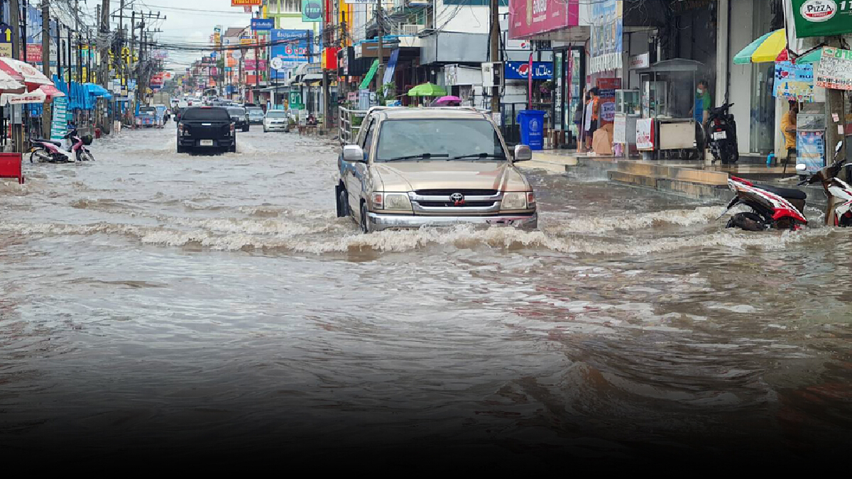 ฝนถล่ม 30 นาที น้ำทะลักท่วมถนนมิตรภาพหน้าตลาดเซฟวัน ฝนถล่ม 30 นาที น้ำทะลักท่วมถนนมิตรภาพหน้าตลาดเซฟวัน