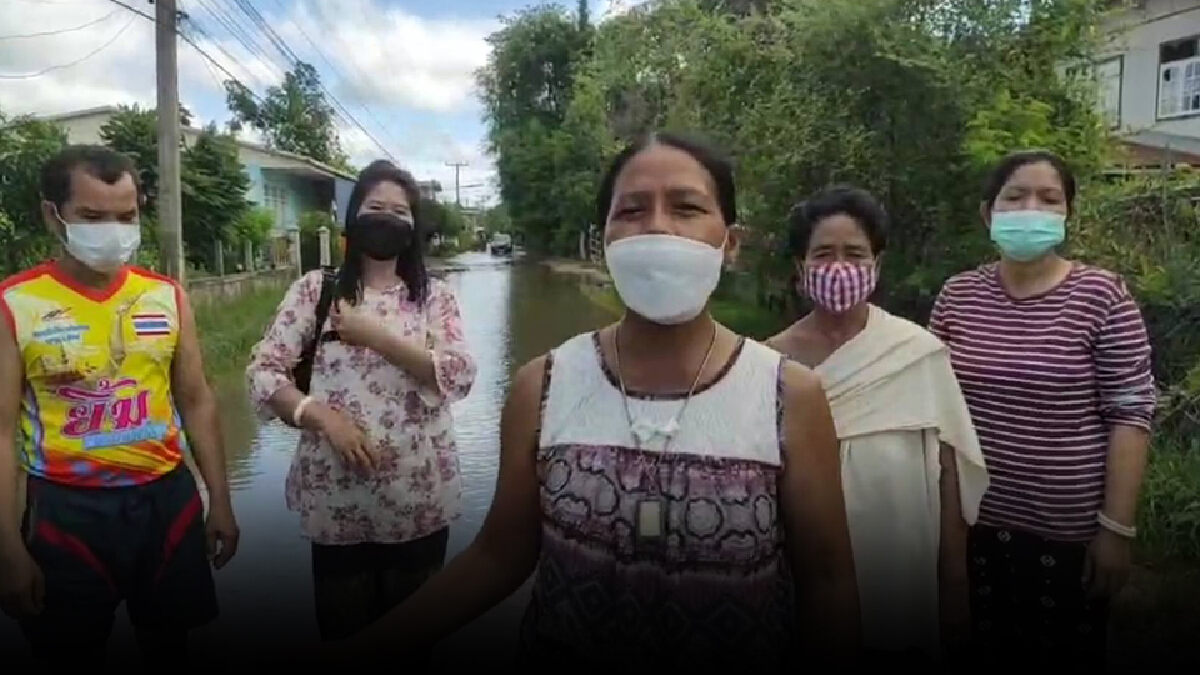 ชาวบ้านร้อง น้ำท่วมถนนกลางบ้านสัญจรลำบาก