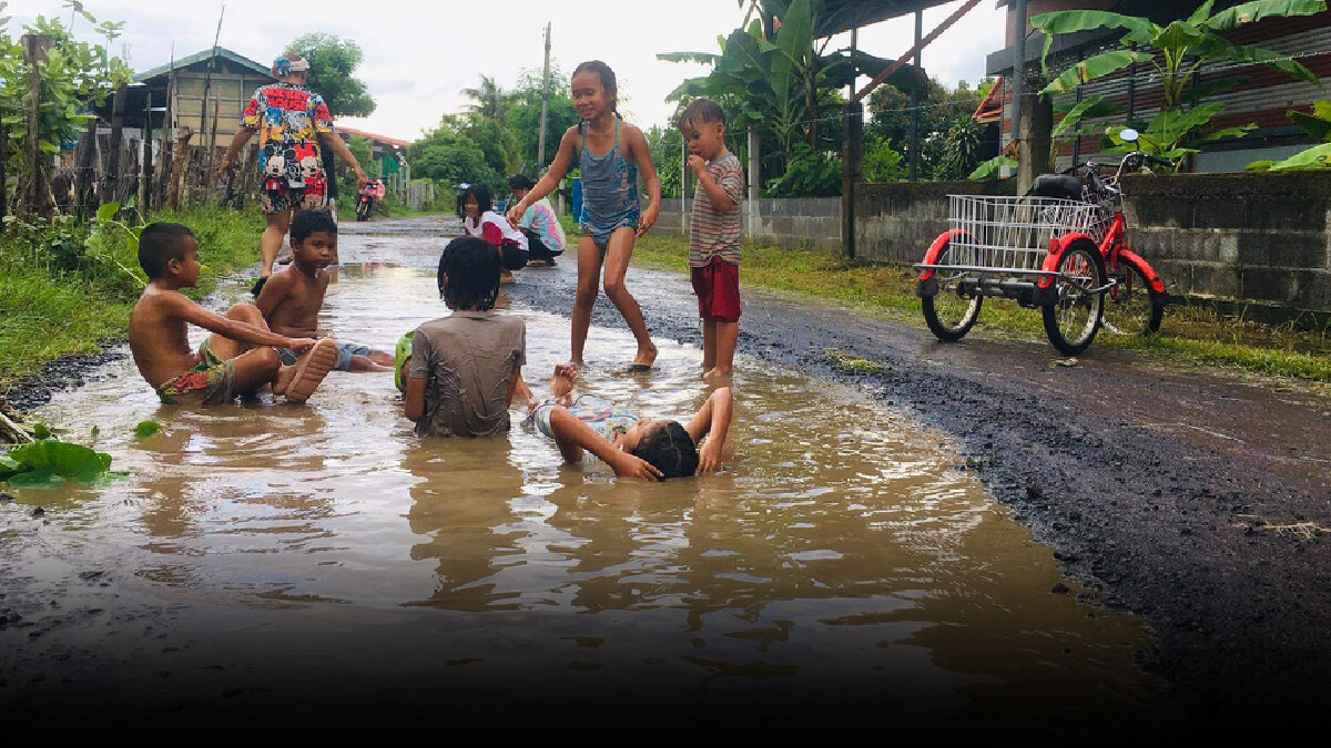 ชาวบ้านสุดทนถ่ายคลิปนุ่งกระโจมอกอาบน้ำกลางถนนชำรุดกว่า10ปี