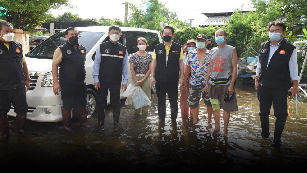 ลาดกระบังเร่งสูบน้ำลงคลอง เปิดบานประตูระบายน้ำเพิ่ม