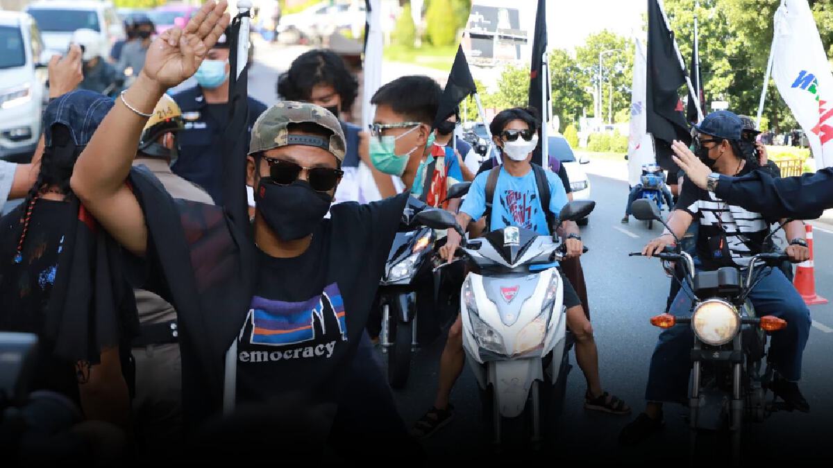 "ไผ่ ดาวดิน" พร้อมแก๊งทะลุฟ้าโผล่รับทราบข้อหาสาดสีหน้าโรงพัก "ไผ่ ดาวดิน" พร้อมแก๊งทะลุฟ้าโผล่รับทราบข้อหาสาดสีหน้าโรงพัก