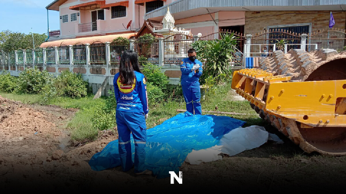 สุดสลด!หญิงนั่งหลบแดดหน้ารถบดถนน คนขับมองไม่เห็นทับร่างเละ