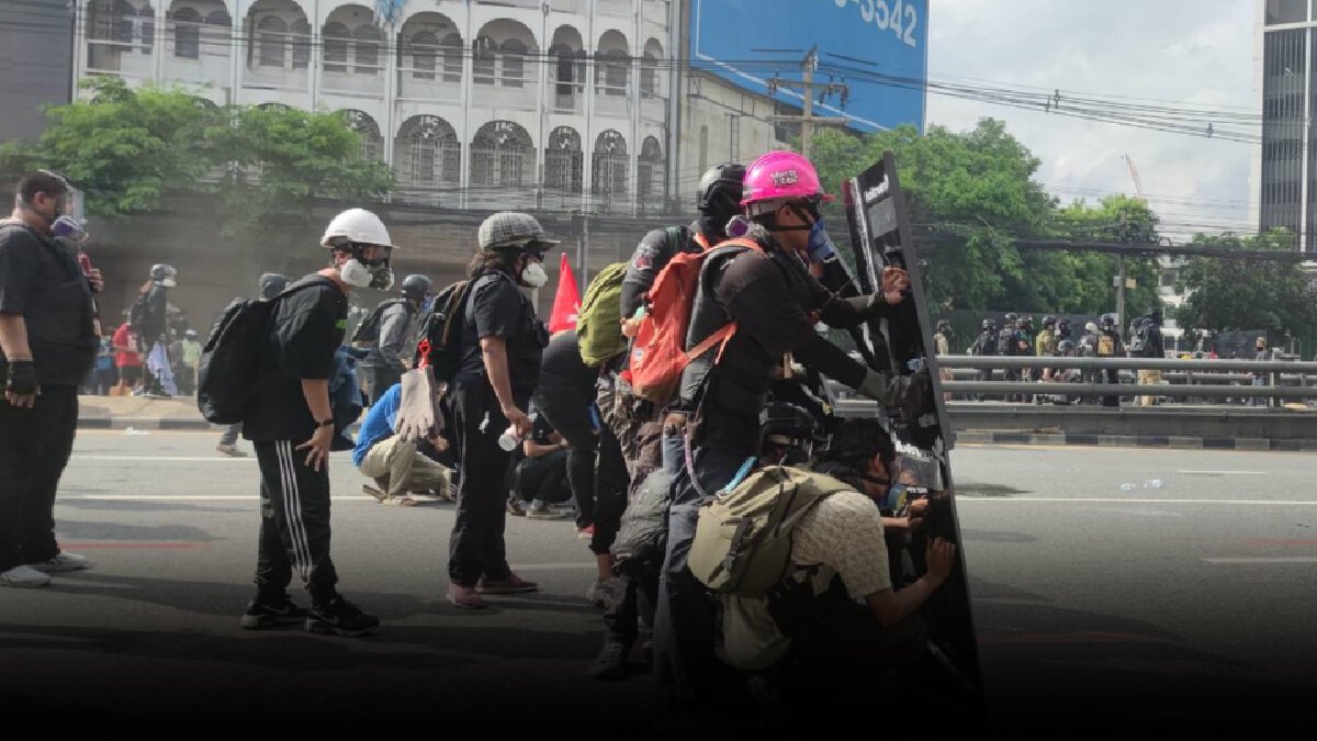 ไฟเขียว! ตร.เริ่มใช้ "กระสุนยาง" ยิงสกัดผู้ชุมนุมพยายายามฝ่าแนวกั้น ไฟเขียว! ตร.เริ่มใช้ "กระสุนยาง" ยิงสกัดผู้ชุมนุมพยายายามฝ่าแนวกั้น