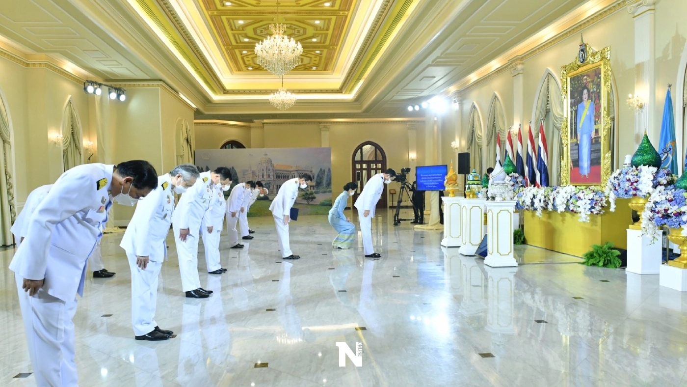 "นายกฯ-ภริยา"วางพานพุ่มถวายพระพรพระพันปีหลวง