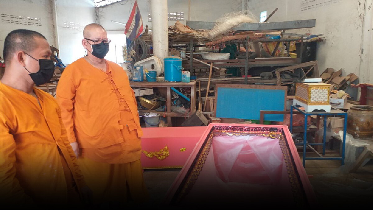 พระโคราชเร่งทำโลงศพช่วยเหลือผู้เสียชีวิตจากโควิดที่ไม่มีเงิน